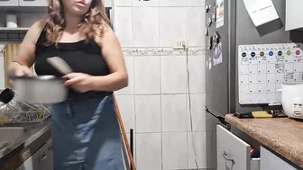 Stepmom masturbates while cooking