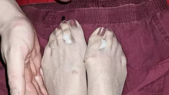 Cum on nylon feet