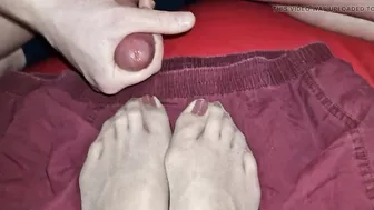 Cum on nylon feet