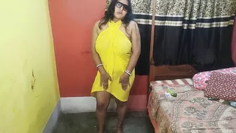 New married Indian bhabi fucking herself with green Vegetable