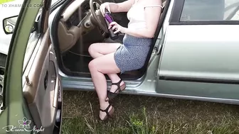 Beauty Fingering, Masturbates Pussy Vibrator and Orgasms in the Car