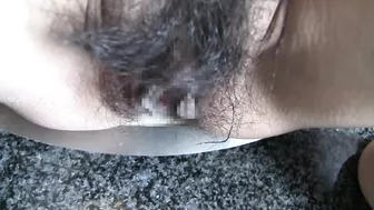 裸エプロン奥さん野外放尿＆剛毛マンコおしっこクンニ MILF in pantyhose and apron pees outdoors and licks hairy pussy after pee