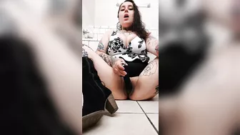 Masterbating with toy tattooed milf