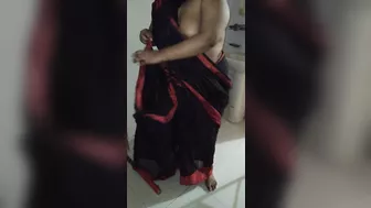 Indian MILF Aunty: Desi Hot Maid Wearing Saree without blouse - Big Boobs hanging