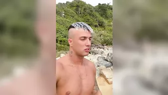 pelado na praia