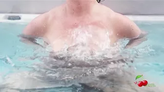 Ma belle-mère s'amuse avec ses gros seins dans le spa