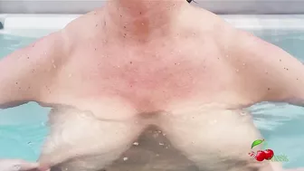 Ma belle-mère s'amuse avec ses gros seins dans le spa