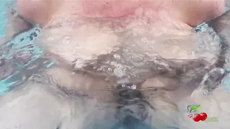 Ma belle-mère s'amuse avec ses gros seins dans le spa