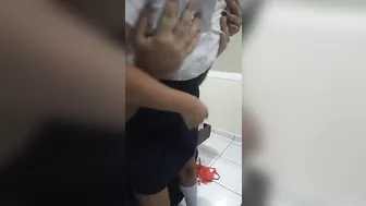 2 chicos una colegiala rica y caliente