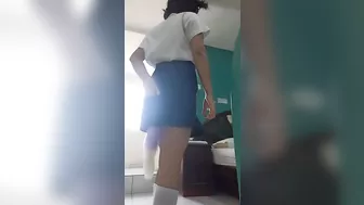 2 chicos una colegiala rica y caliente