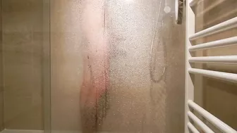 Je surprends mon mec sous la douche et je viens le branler