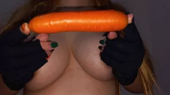 کسم میخارید با هویج خودمو رضا کردم آبم پاچید روش / Self-fucked my pussy with carrot