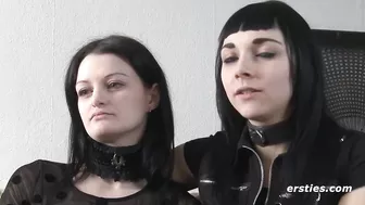 Ersties - Das lesbische Paar Alisa und Lea lieben sich mit SM-Praktiken