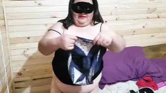 BBW changes her pantyhose and shows her ass and white skin