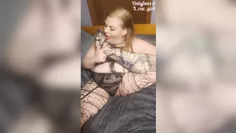 Sexy goth chubby bbw milf foot fetish in fishnet stocking lick stuck toes