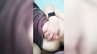 Amanecí caliente, necesito lechita en mis tetas