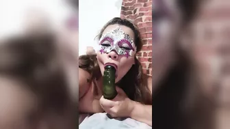 Latina muy caliente con su juguete