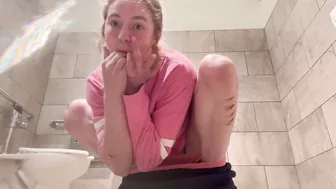 Fingering asshole in public bathroom❤️