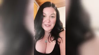 Sexy Brunette with Huge Tits Wants to Chat