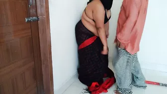 قام صاحب المنزل بمضاجعة الخادمة أثناء قيامها بتنظيف المنزل - i Fucked My Home Maid