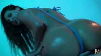 HOT Micro Bikini Oiled up Booty Twerking at photo shoot