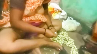 Desi aunty flower sex in home