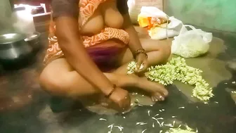 Desi aunty flower sex in home