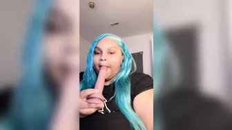 ????Lightskinn BBW sucks dildo