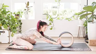 Flexible Kasara Wood Teaches Naked Yoga While You Jerk Off JOI