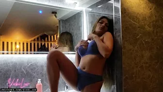 Hot latina girl getting masturbate in bath