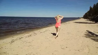 Juicy MILF in a pink swimsuit, on the beach