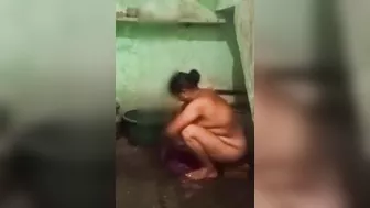 Desi indian girl bathing video