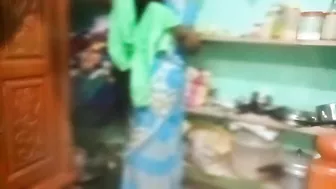 Desi aunty sary changing in home