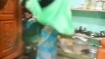 Desi aunty sary changing in home