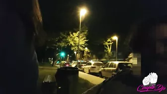 Estamos en el parque pasando la noche nos ponemos cachondos se la chupo y me lo follo en la calle