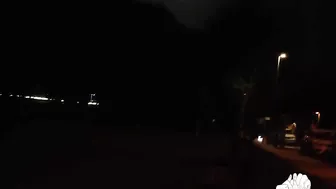 Estamos en el parque pasando la noche nos ponemos cachondos se la chupo y me lo follo en la calle