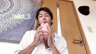 イケメンがいやらしく手を舐める映像♡ / A video of a handsome guy licking a woman's hand ♡
