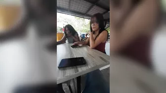 controlando a mi novia y mi exnovia en publico