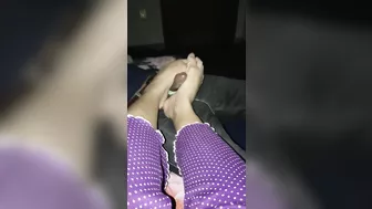 Foot job key Mazy bhen bhai ko de rehi hy ajj Bhai full gram hy foot job sy frige krwa dia bhen ny Bhai ko full dirty ta