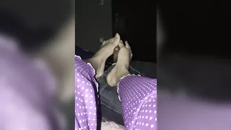 Foot job key Mazy bhen bhai ko de rehi hy ajj Bhai full gram hy foot job sy frige krwa dia bhen ny Bhai ko full dirty ta