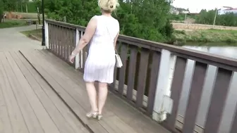 Milf flashing pussy in the park