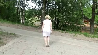 Milf flashing pussy in the park