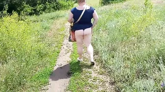 fat woman walks through the park shows her ass and masturbates